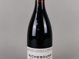 une bouteille de vin posée sur une table