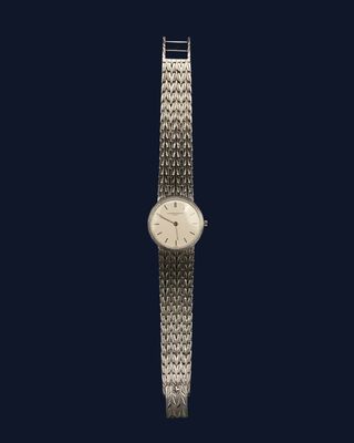 une image représentant une montre-bracelet avec un cadran blanc sur fond noir