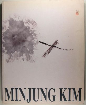 La couverture du livre de Minjun Kim est accrochée au mur.