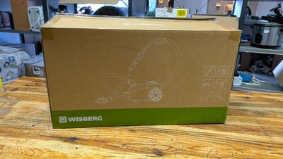 une boîte posée sur une table en bois