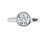 bague de fiançailles en or blanc ornée d'un diamant rond de taille brillant