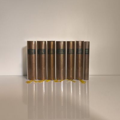 quatre bidons de liquide posés sur une surface blanche