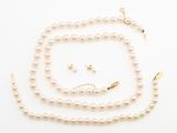 un ensemble composé d'un collier de perles et de boucles d'oreilles