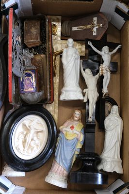 une boîte remplie de figurines religieuses et d'autres objets religieux