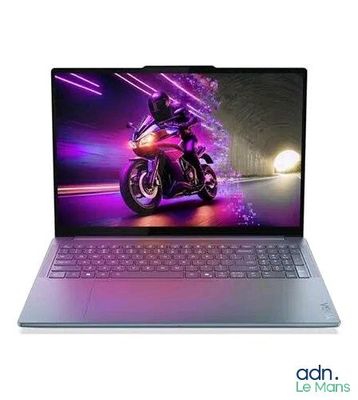 L'ordinateur portable est ouvert et affiche l'image d'une moto à l'écran.