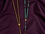 deux grains de chapelet sur un fond de satin violet