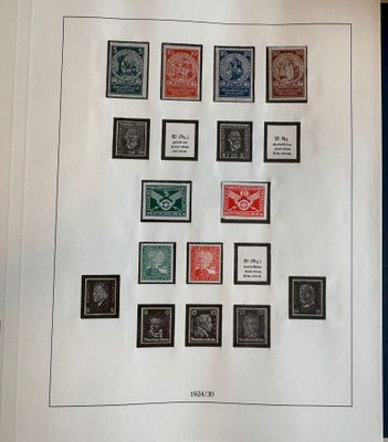 une photo d'une photo d'un livre avec des timbres