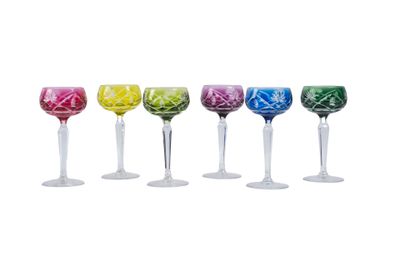 six verres à vin de couleurs différentes alignés les uns à côté des autres