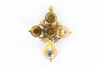 une image montrant un gros plan d'une croix en or sertie de pierres précieuses