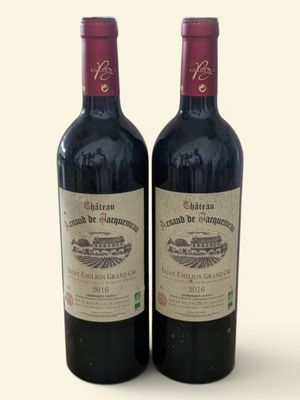 deux bouteilles de vin posées l'une à côté de l'autre sur une table