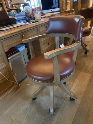 un bureau avec une chaise et un ordinateur dessus