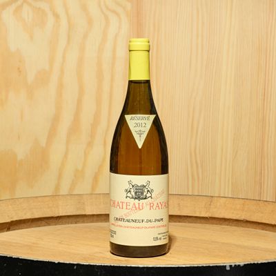 une bouteille de vin posée sur un tonneau