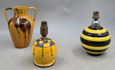 trois vases posés l'un à côté de l'autre sur une table