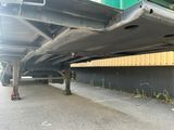 un camion garé sur le côté de la route