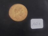 une pièce d'or sur laquelle figure une petite inscription