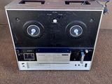 une chaîne hi-fi posée par terre devant un mur