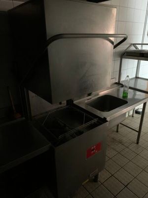 une cuisine équipée d'une cuisinière, d'un évier et d'un réfrigérateur