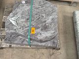 Plusieurs types de granit sont empilés sur des palettes dans un entrepôt