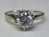 gros plan d'une bague en diamant sur une surface blanche