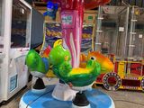 une image représentant un manège de fête foraine avec une méduse et une grenouille