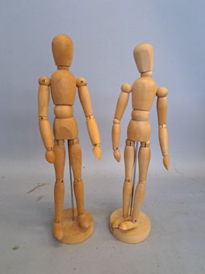 deux mannequins en bois placés l'un à côté de l'autre