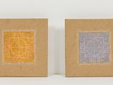 deux petits tableaux carrés ornés d'un motif jaune et violet