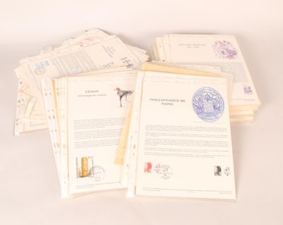 un grand nombre de documents posés sur une table
