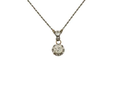 Collier en or gris 750 et platine 850 millièmes, retenant en…