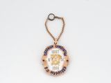 un porte-clés orné d'une médaille d'or