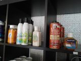de nombreux types de produits de soin de la peau sur une étagère