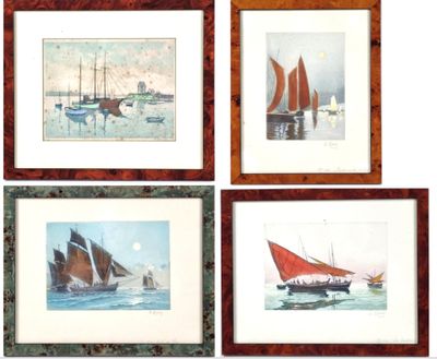 quatre photos encadrées représentant des bateaux sur un plan d'eau, avec la pleine lune en arrière-plan