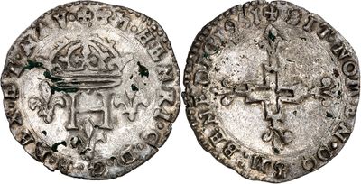 une pièce d'argent avec une croix au recto et une croix au verso