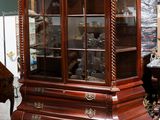 une vitrine avec un piano et un piano en arrière-plan