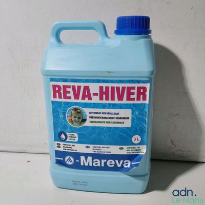 un gros plan sur une bouteille d'eau posée sur un plan de travail