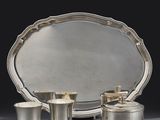 un plateau en argent avec des tasses en argent et un plateau en argent sur lequel sont posées des tasses en argent