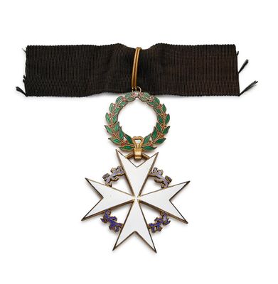 un gros plan d'une médaille sur un ruban, entourée d'un ruban