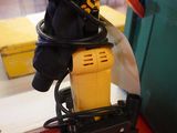 une machine posée sur un tapis rouge