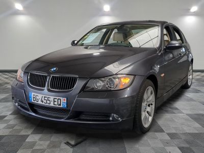 une photo d'une voiture bmw noire dans une salle d'exposition