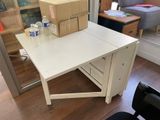 un bureau blanc sur lequel se trouve une boîte