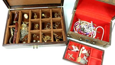 une boîte en bois remplie d'un assortiment de bijoux et d'autres objets