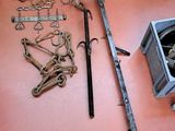 un grand nombre d'outils posés sur le sol