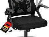 une chaise de bureau noire avec une assise et des accoudoirs noirs