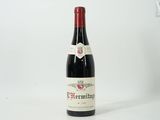 une bouteille de vin posée sur une table