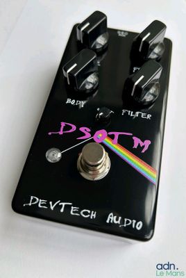 une pédale de guitare électrique arborant le logo de Pink Floyd