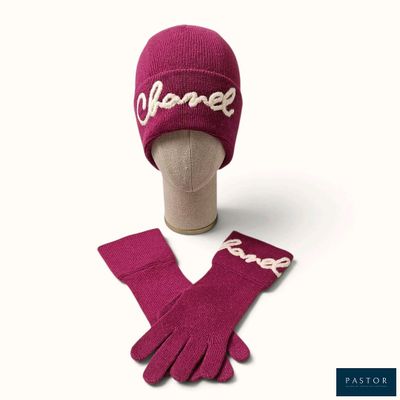 bonnet et gants tricotés violets, avec un prénom brodé, sur une tête de mannequin