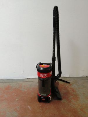 un aspirateur posé sur le sol à côté d'un mur