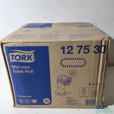 une boîte en carton contenant un rouleau de papier toilette
