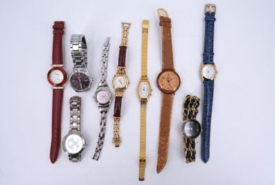 tout un tas de montres alignées sur la table