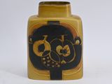 un vase jaune orné d'un motif noir et doré