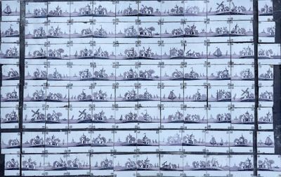 de nombreuses photos de personnes à cheval accrochées au mur